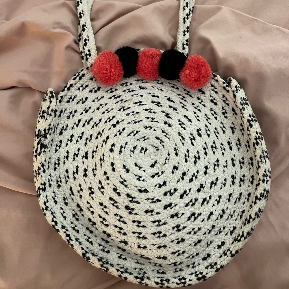Woven bag with tassel details